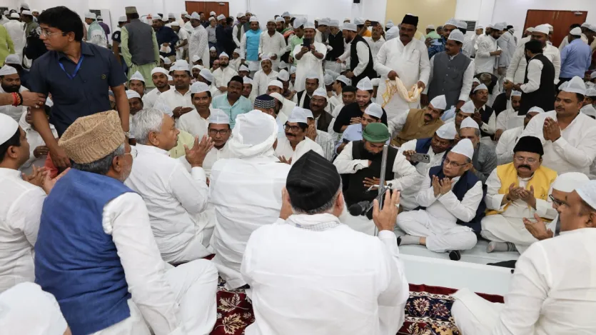 Apesar da oposição das organizações muçulmanas, um grande número de organizações muçulmanas chegou ao partido Roja Iftar de CM Nitish Kumar.