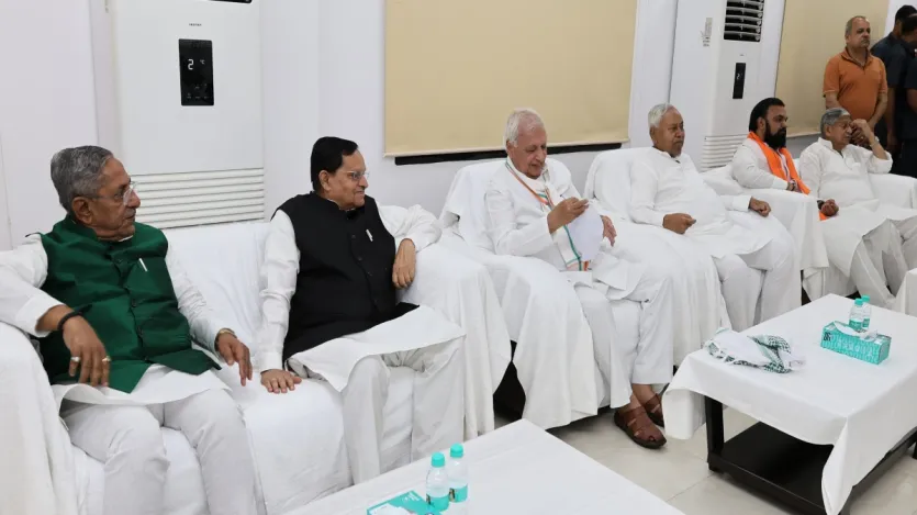 O ministro da União, Rajiv Ranjan Singh, também conhecido como Lalan Singh, ministro da União, Chirag Paswan, vice -ministro Samrat Chaudhary, Ministro do Estado da União Ramnath Thakur, o presidente da Assembléia de Bihar, Nandkishore Yadav, também participou do Partido ROJA IFTAR de CM.