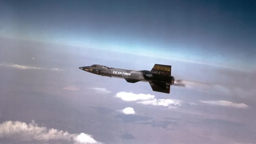 North American X-15 ने कुल 199 उड़ानें भरीं, जिनमें से कुछ पायलटों ने उच्चतम ऊंचाई और गति के रिकॉर्ड तोड़े। इनमें से कुछ महत्वपूर्ण पायलटों में नील आर्मस्ट्रांग, चक यीगर, और जोसेफ वॉकर शामिल हैं।