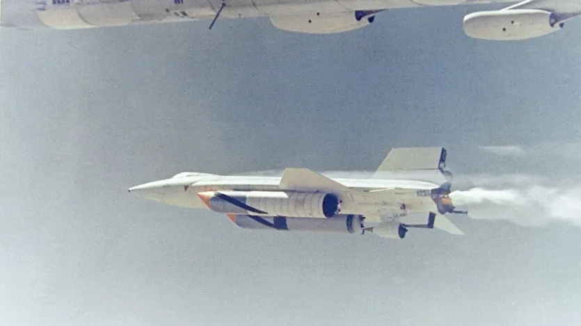 North American X-15 उद्देश्य विशेष रूप से हवा के घनत्व में कमी और अत्यधिक गति पर उड़ान भरने से उत्पन्न होने वाली चुनौतियों का अध्ययन करना था। और यह कहने में कोई संकोच नहीं होना चाहिए कि इसने अपने काम को बखूबी अंजाम दिया।