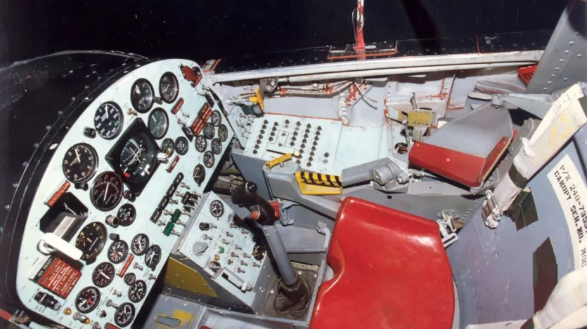 North American X-15 अमेरिका का एक हाई-स्पीड एरोस्पेस विमान था, जिसे 1950 और 1960 के दशक में NASA और U.S. Air Force द्वारा उड़ान परीक्षणों के लिए विकसित किया गया था। यह विमान Mach 6 यानी कि लगभग 7,274 किलोमीटर प्रति घंटा की गति तक उड़ने में सक्षम था। तस्वीर में आप X-15 की कॉकपिट देख सकते हैं।