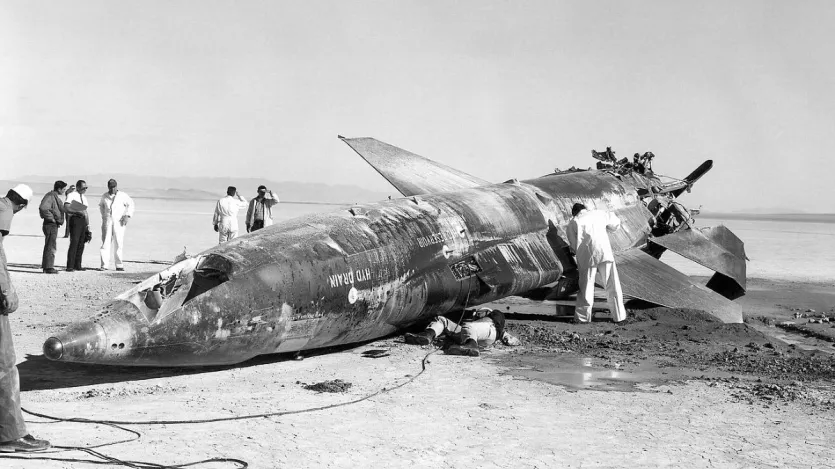North American X-15 का मुख्य उद्देश्य उच्च-गति और उच्च-ऊंचाई उड़ान के क्षेत्र में वैज्ञानिक शोध करना था। इसे 1950 के दशक के अंत में North American Aviation (अब Northrop Grumman) द्वारा NASA और U.S. Air Force के लिए विकसित किया गया था। यह तस्वीर एक क्रैश हुए X-15 विमान की है।