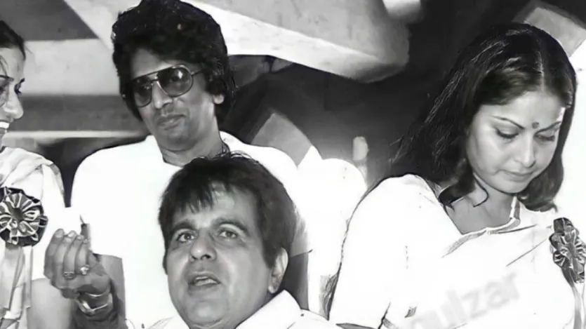 निर्माताओं ने बताया, 'अमर बॉस' की शूटिंग के दौरान राखी दी की मौजूदगी प्रेरणा और प्रोत्साहन के स्रोत के रूप में काम करती थी। 'चाहे शूटिंग के दौरान दिल से बातचीत करना हो या हंसी-मज़ाक के हल्के-फुल्के पल साझा करना हो, राखी दी की सच्ची गर्मजोशी और मिलनसारिता ने उन्हें पूरी कास्ट और क्रू का प्रिय बना दिया, जो उनकी शूटिंग के आखिरी दिन आंसू बहा रहे थे।'