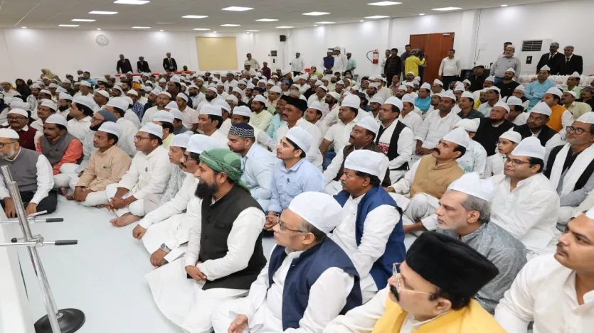Sanjay Jha disse que não deveria haver política em adoração, porque era o banquete do partido. O ministro -chefe teve um banquete. O Partido Iftar do ministro -chefe vem acontecendo todos os anos.