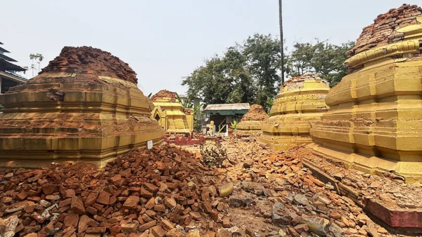 अमेरिकी भूवैज्ञानिक सर्वेक्षण और जर्मनी के GFZ भूविज्ञान केंद्र ने कहा कि भूकंप 10 किलोमीटर (6.2 मील) की गहराई पर था, जिसका केंद्र पड़ोसी म्यांमार में था। अमेरिकी भूवैज्ञानिक सर्वेक्षण और जर्मनी के GFZ भूविज्ञान केंद्र ने कहा कि भूकंप 10 किलोमीटर (6.2 मील) की गहराई पर था, जिसका केंद्र पड़ोसी म्यांमार में था।