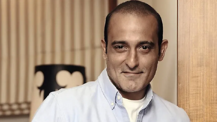 कहा जाता है कि अक्षय और उनके पिता विनोद खन्ना के बीच रिश्ता थोड़ा जटिल था। हालांकि, इन सबके बाद भी अक्षय अपने पिता और दिवंगत अभिनेता विनोद खन्ना की आध्यात्मिक यात्रा और व्यक्तित्व का गहरा सम्मान करते थे।