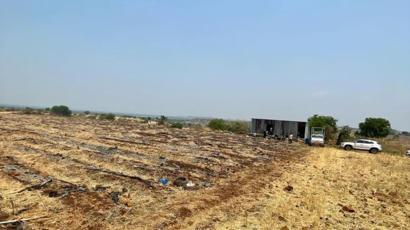 8 अप्रैल 2025 को खुफिया जानकारी के आधार पर, DRI अधिकारियों ने लातूर जिले के रोहिना गांव के एक पहाड़ी इलाके में छापेमारी की। जानकारी थी कि यहां एक सिंडिकेट मेफेड्रोन नामक नशीले पदार्थ का निर्माण कर रहा था। 8 अप्रैल 2025 को खुफिया जानकारी के आधार पर, DRI अधिकारियों ने लातूर जिले के रोहिना गांव के एक पहाड़ी इलाके में छापेमारी की। जानकारी थी कि यहां एक सिंडिकेट मेफेड्रोन नामक नशीले पदार्थ का निर्माण कर रहा था।