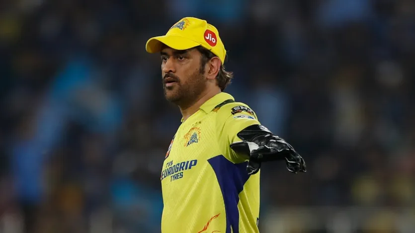 चेन्नई सुपर किंग्स की टीम IPL 2025 में अच्छा प्रदर्शन नहीं कर पाई है। टीम ने अभी तक कुल पांच मुकाबले खेले हैं, जिसमें से चार में हार का सामना करना पड़ा और सिर्फ एक मैच ही जीता है। अब सीएसके को बीच सीजन में ही तगड़ा झटका लगा है, जब नियमित कप्तान रुतुराज गायकवाड़ चोटिल होकर प्लेइंग इलेवन से बाहर हो गए। उनकी जगह महेंद्र सिंह धोनी को कप्तान बनाया गया है। आइए जानते हैं, अब तक कौन-कौन CSK की टीम के लिए कप्तानी कर चुका है। चेन्नई सुपर किंग्स की टीम IPL 2025 में अच्छा प्रदर्शन नहीं कर पाई है। टीम ने अभी तक कुल पांच मुकाबले खेले हैं, जिसमें से चार में हार का सामना करना पड़ा और सिर्फ एक मैच ही जीता है। अब सीएसके को बीच सीजन में ही तगड़ा झटका लगा है, जब नियमित कप्तान रुतुराज गायकवाड़ चोटिल होकर प्लेइंग इलेवन से बाहर हो गए। उनकी जगह महेंद्र सिंह धोनी को कप्तान बनाया गया है। आइए जानते हैं, अब तक कौन-कौन CSK की टीम के लिए कप्तानी कर चुका है।