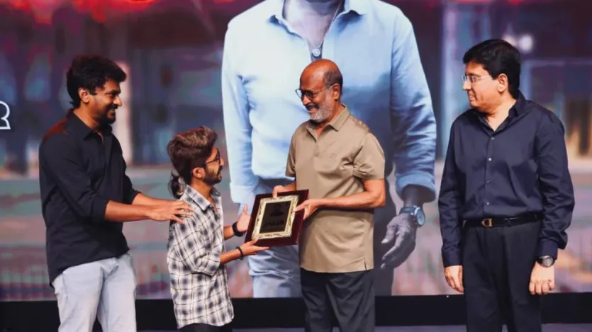 फिल्मी पर्दे पर अपना जलवा दिखाने के लिए एक्टर्स को खूब मेहनत करनी पड़ती है। दमदार बॉडी से लेकर अपनी फिजिकल अपिरियंस तक सभी जगह खास खयाल रखना पड़ता है। लेकिन फिल्मी दुनिया में एक ऐसा भी एक्टर है जिसकी हाइट महज 4 फीट और 8 इंच है। इसके बाद भी इनकी एक्टिंग का जलवा शाहरुख खान से लेकर रजनीकांत के साथ भी पर्दे पर देखने को मिला है। इतना ही नहीं बीते 5 साल में रिलीज हुई इनकी 3 फिल्मों ने कमाई के ऐसे रिकॉर्ड बनाए कि 1900 करोड़ रुपयों से ज्यादा का कलेक्शन कर डाला। हम बात कर रहे हैं साउथ एक्टर जफर सादिक की। फिल्मी पर्दे पर अपना जलवा दिखाने के लिए एक्टर्स को खूब मेहनत करनी पड़ती है। दमदार बॉडी से लेकर अपनी फिजिकल अपिरियंस तक सभी जगह खास खयाल रखना पड़ता है। लेकिन फिल्मी दुनिया में एक ऐसा भी एक्टर है जिसकी हाइट महज 4 फीट और 8 इंच है। इसके बाद भी इनकी एक्टिंग का जलवा शाहरुख खान से लेकर रजनीकांत के साथ भी पर्दे पर देखने को मिला है। इतना ही नहीं बीते 5 साल में रिलीज हुई इनकी 3 फिल्मों ने कमाई के ऐसे रिकॉर्ड बनाए कि 1900 करोड़ रुपयों से ज्यादा का कलेक्शन कर डाला। हम बात कर रहे हैं साउथ एक्टर जफर सादिक की।