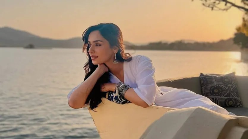 Former Miss World Manushi Chillar had passed the All India Pre-Medical Test (now NEET) in her first attempt and was studying MBBS at Bhagat Phool Singh Medical College in Sonepat. Meanwhile, she also won the title of Miss World. Now they are fully active in films. The actress was last seen in 'Badi Mian Chhoti Mian'. Former Miss World Manushi Chillar had passed the All India Pre-Medical Test (now NEET) in her first attempt and was studying MBBS at Bhagat Phool Singh Medical College in Sonepat. Meanwhile, she also won the title of Miss World. Now they are fully active in films. The actress was last seen in 'Bade Mian Chhoti Mian'.