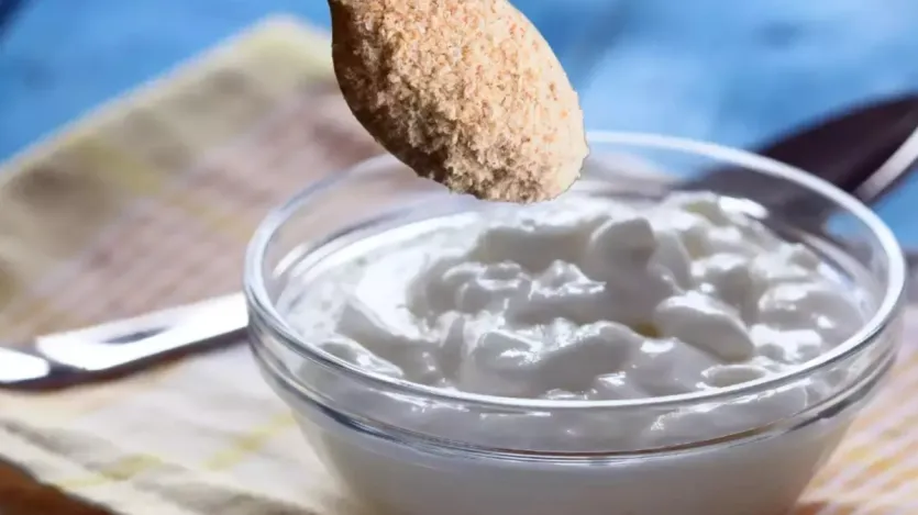 A maneira mais fácil de consumir Isabgol Husk é adicionar uma tigela ao iogurte fresco. A umidade natural presente no iogurte absorve bem a casca, facilitando a engolir e a digerir. Também melhora a saúde intestinal porque o iogurte é rico em probióticos. Adicione uma pitada de cominho assado em pó ou um pouco de sal preto à coalhada e adicione 1 colher de chá de casca de Isabgol. Esta mistura também funciona bem no meio da refeição ou após o almoço, como um café da manhã refrescante. A maneira mais fácil de consumir Isabgol Husk é adicionar uma tigela ao iogurte fresco. A umidade natural presente no iogurte absorve bem a casca, facilitando a engolir e a digerir. Também melhora a saúde intestinal porque o iogurte é rico em probióticos. Adicione uma pitada de cominho assado em pó ou um pouco de sal preto à coalhada e adicione 1 colher de chá de casca de Isabgol. Esta mistura também funciona bem no meio da refeição ou após o almoço, como um café da manhã refrescante.