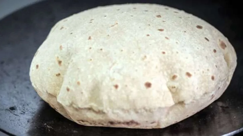A casca de Isabgol pode ser facilmente feita para o jantar diário. Você pode usá -lo enquanto amassar a massa misturando -a diretamente na farinha. Não apenas adiciona fibra ao pão, mas também suaviza sua textura. Como absorve bem a umidade, mantém o pão úmido por um longo tempo. Para 3-4 rotis, adicione 1 a 2 colheres de chá de casca de Isabgol à farinha. Aumente a quantidade de água levemente enquanto amassar, pois a casca a absorve. A casca de Isabgol pode ser facilmente feita para o jantar diário. Você pode usá -lo enquanto amassar a massa misturando -a diretamente na farinha. Não apenas adiciona fibra ao pão, mas também suaviza sua textura. Como absorve bem a umidade, mantém o pão úmido por um longo tempo. Para 3-4 rotis, adicione 1 a 2 colheres de chá de casca de Isabgol à farinha. Aumente a quantidade de água levemente enquanto amassar, pois a casca a absorve.