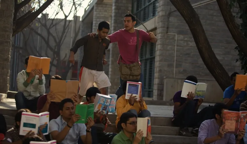 चेतन भगत की नोवल पर बनी फिल्म '3 इडियट्स' साल 2009 की सबसे बड़ी हिट फिल्मों में से एक थी, जिसने देश-विदेश में तहलका मचा दिया था। इसमें आमिर खान, शरमन जोशी, आर माधवन और करीना कपूर ने लीड रोल निभाया था, लेकिन इस फिल्म में साइड में नजर आए राहुल कुमार को भी लोग भूल नहीं पाए हैं, जिनका लुक अब काफी चेंज हो गया है।