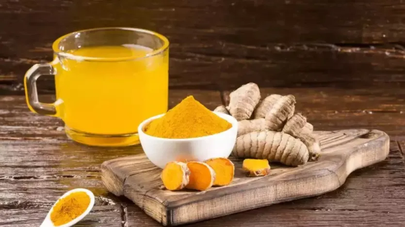 Quando a temperatura aumenta e o nível de energia cai, nosso corpo não apenas deseja hidratação, mas também a nutrição que nos ajuda a permanecer enérgicos e saudáveis. Você pode beber gengibre e água açafrão para se manter saudável no verão. Essa combinação é conhecida por imunidade, anti-inflamatória e facilidades digestivas. Deixe -nos saber quais são os benefícios da saúde bebendo açafrão e água de gengibre e quando beber? Quando a temperatura aumenta e o nível de energia cai, nosso corpo não apenas deseja hidratação, mas também a nutrição que nos ajuda a permanecer enérgicos e saudáveis. Você pode beber gengibre e água açafrão para se manter saudável no verão. Essa combinação é conhecida por imunidade, anti-inflamatória e facilidades digestivas. Deixe -nos saber quais são os benefícios da saúde bebendo açafrão e água de gengibre e quando beber?