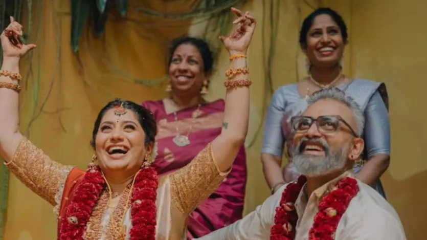 32 वर्षीय प्रियंका देसपांडे सन टीवी, चुट्टी टीवी, जी तमिल, सन म्यूजिक और स्टार विजय के साथ काम करती हैं और सबसे अधिक भुगतान पाने वाली साउथ भारतीय टेलीविजन एंकर्स में से एक हैं। उन्होंने एथिराज कॉलेज फॉर विमेन से स्नातक किया है। वहीं वासी साची की उम्र 42 साल है। वो प्रियंका से उम्र में 10 साल बड़े हैं। दोनों के बीच काफी एज गैप है।