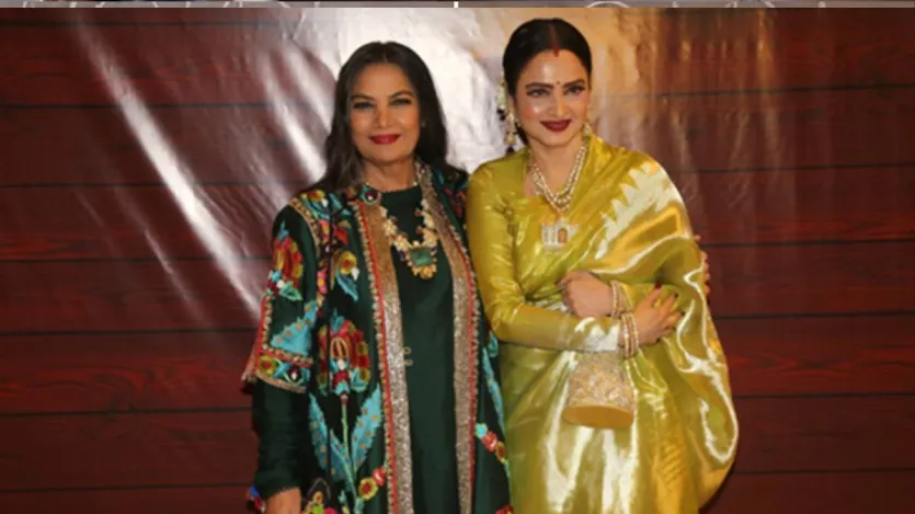 इसी कड़ी में शबाना आजमी ने आगे कहा, 'तो, वह और मैं विमान में बातें कर रहे थे, 'और फिर किसी ने कहा, 'मैम, मैम, क्या आप मुझे ऑटोग्राफ दे सकती हैं?' इसके बाद क्या हुआ वो भी शबाना ने साझा किया। उन्होंने कहा, 'और यहीं से उनका चेहरा एक डिस्टेंट स्टार में बदल गया। फिर उन्होंने कहा कि मैं बात कर रही हूं, क्या आप थोड़ा इंतजार कर सकते हैं?' इसी कड़ी में शबाना आजमी ने आगे कहा, 'तो, वह और मैं विमान में बातें कर रहे थे, 'और फिर किसी ने कहा, 'मैम, मैम, क्या आप मुझे ऑटोग्राफ दे सकती हैं?' इसके बाद क्या हुआ वो भी शबाना ने साझा किया। उन्होंने कहा, 'और यहीं से उनका चेहरा एक डिस्टेंट स्टार में बदल गया। फिर उन्होंने कहा कि मैं बात कर रही हूं, क्या आप थोड़ा इंतजार कर सकते हैं?'