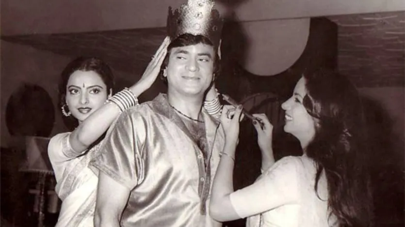 शबाना आजमी ने एक घटना का जिक्र किया। ये घटना कई साल पुरानी है, जब दोनों एक साथ फ्लाइट में उड़ान भर रहे थे। इसी दौरान एक फैन रेखा से ऑटोग्राफ मांग रहा था। रेखा की प्रतिक्रिया ने शबाना आजमी को चौंका दिया। बातचीत के दौरान शबाना ने कहा, 'रेखा के साथ मेरी कई घटनाएं हुई हैं। मुझे एक बात बहुत अच्छी तरह याद है। फिर मुझे एहसास हुआ कि इनका सामाजिक व्यक्तित्व (पब्लिक परसोना) क्या है।' शबाना आजमी ने एक घटना का जिक्र किया। ये घटना कई साल पुरानी है, जब दोनों एक साथ फ्लाइट में उड़ान भर रहे थे। इसी दौरान एक फैन रेखा से ऑटोग्राफ मांग रहा था। रेखा की प्रतिक्रिया ने शबाना आजमी को चौंका दिया। बातचीत के दौरान शबाना ने कहा, 'रेखा के साथ मेरी कई घटनाएं हुई हैं। मुझे एक बात बहुत अच्छी तरह याद है। फिर मुझे एहसास हुआ कि इनका सामाजिक व्यक्तित्व (पब्लिक परसोना) क्या है।'