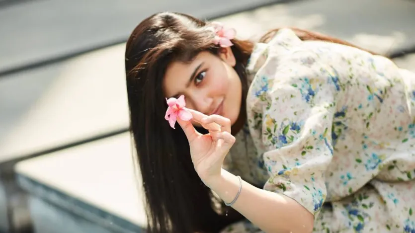 There are many actresses in Bollywood who were doctors before appearing in films. This actress, who has completed the doctors' degrees by studying in medical colleges, is making a splash on the film screen today. Many successful films are also names of these heroines. The list includes the name of Sai Palli, the magnificent heroine of Miss World 2017 Manushi Chillar to South Cinema. Let's take a look at the list of these actresses from a doctor to actor. There are many actresses in Bollywood who were doctors before appearing in films. This actress, who has completed the doctors' degrees by studying in medical colleges, is making a splash on the film screen today. Many successful films are also names of these heroines. The list includes the name of Sai Palli, the magnificent heroine of Miss World 2017 Manushi Chillar to South Cinema. Let's take a look at the list of these actresses from a doctor to actor.
