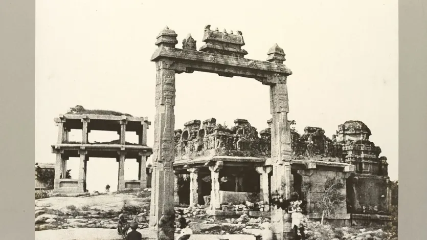 विजयनगर की सैन्य शक्ति अजेय थी क्योंकि इसके पास विशाल सेना, युद्ध हाथी और घोड़े थे। राजा कृष्णदेवराय ने कई युद्ध जीते, लेकिन पड़ोसी सल्तनतों, खासकर बहमनी सल्तनत से लगातार टकराव रहा। आने वाले दिनों में राजा अलीय रामा राय ने अपनी सेना में दो मुस्लिम कमांडरों, गिलानी बंधुओं को नियुक्त किया जो आगे चलकर आत्मघाती साबित हुआ। विजयनगर की सैन्य शक्ति अजेय थी क्योंकि इसके पास विशाल सेना, युद्ध हाथी और घोड़े थे। राजा कृष्णदेवराय ने कई युद्ध जीते, लेकिन पड़ोसी सल्तनतों, खासकर बहमनी सल्तनत से लगातार टकराव रहा। आने वाले दिनों में राजा अलीय रामा राय ने अपनी सेना में दो मुस्लिम कमांडरों, गिलानी बंधुओं को नियुक्त किया जो आगे चलकर आत्मघाती साबित हुआ।