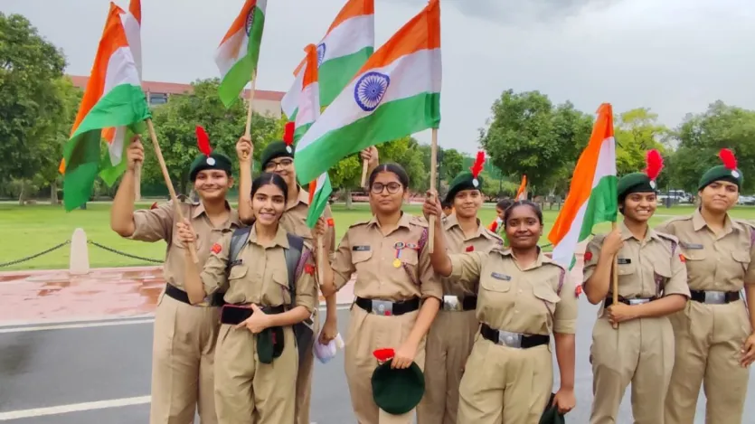 The Delhi government had appealed to more and more people to join this tricolor journey on the previous day. The journey started from Vijay Chowk at 4 pm on the duty path. The Delhi government had appealed to more and more people to join this tricolor journey on the previous day. The journey started from Vijay Chowk at 4 pm on the duty path.