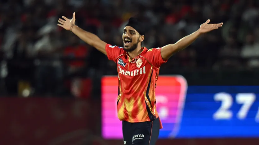 पंजाब किंग्स का इस सीजन बेहतरीन प्रदर्शन का श्रेय अर्शदीप सिंह की शानदार गेंदबाजी को भी जाता है। अर्शदीप ने 14 मैचों में 48.2 ओवर्स की गेंदबाजी की है और इसमें वह 122 डॉट बॉल फेंकने में कामयाब रहे हैं। अर्शदीप सिंह कुल 14 विकेट अपने नाम करने में कामयाब रहे हैं।