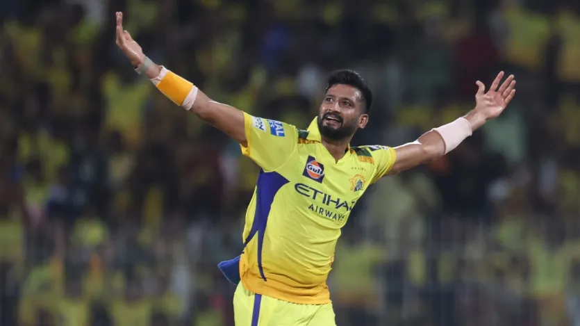 प्रसिद्ध कृष्णा जिनके पास आईपीएल 2025 सीजन में पर्पल कैप जीतने का बेहतरीन मौका है उन्होंने इस सीजन खेले 14 मैचों में जहां 55 ओवर्स की गेंदबाजी की है तो वहीं 139 डॉट गेंद भी फेंकने में कामयाब रहे हैं। कृष्णा अभी तक इस सीजन कुल 23 विकेट ले चुके हैं।