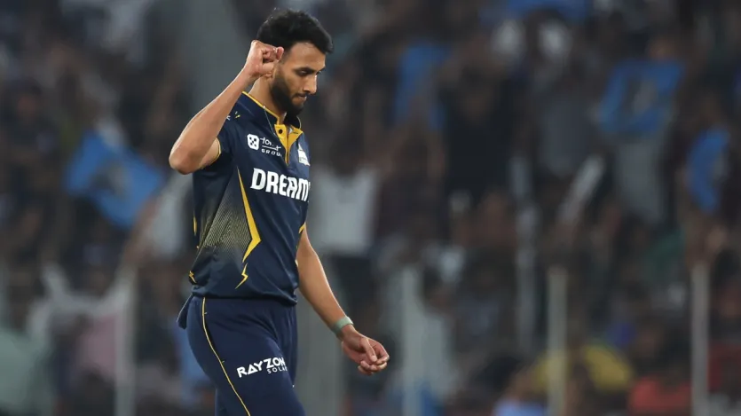 प्रसिद्ध कृष्णा जिनके पास आईपीएल 2025 सीजन में पर्पल कैप जीतने का बेहतरीन मौका है उन्होंने इस सीजन खेले 14 मैचों में जहां 55 ओवर्स की गेंदबाजी की है तो वहीं 139 डॉट गेंद भी फेंकने में कामयाब रहे हैं। कृष्णा अभी तक इस सीजन कुल 23 विकेट ले चुके हैं।