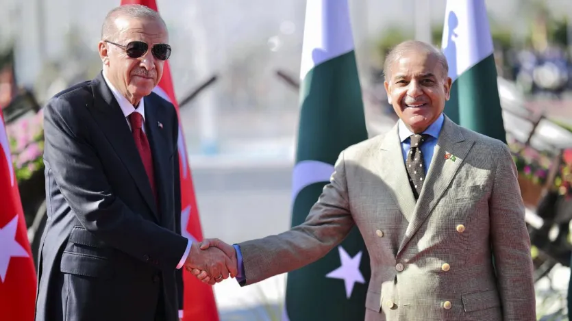 But when India's struggle with Pakistan, Turkish came openly in support of Pakistan. This is the reason that today there is talk of boycotting Türkiye and Azerbaijan across the country. The stress between India and Türkiye can also be seen on the Turkish economy. In this picture, Pakistan's Prime Minister Nawaz Sharif is with Turkish President Recep Tayyab Ardogan.