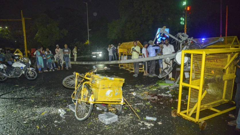 दिल्ली-NCR में बुधवार देर शाम आए आंधी-तूफान और ओलावृष्टि के साथ हुई बारिश ने खूब तबाही मचाई।