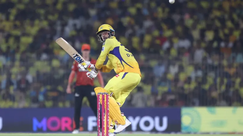 एक और खिलाड़ी जिसे CSK ने मेगा ऑक्शन में बड़ी कीमत देकर खरीदा था वो दीपक हुड्डा हैं। उनके पीछे फ्रेंचाइजी ने 6.25 करोड़ खर्च किए थे। लेकिन वह भी कुछ खास कमाल नहीं कर पाए। हुड्डा को आईपीएल 2025 में 7 मैचों में खेलने का मौका मिला, जहां उनके बल्ले से 6.20 के औसत से महज 31 रन निकले। उनका स्ट्राइक रेट 75.60 का रहा। इनके आंकड़े को देखकर ऐसा लग रहा है की अगले सीजन से पहले CSK उन्हें रिलीज कर देगी। एक और खिलाड़ी जिसे CSK ने मेगा ऑक्शन में बड़ी कीमत देकर खरीदा था वो दीपक हुड्डा हैं। उनके पीछे फ्रेंचाइजी ने 6.25 करोड़ खर्च किए थे। लेकिन वह भी कुछ खास कमाल नहीं कर पाए। हुड्डा को आईपीएल 2025 में 7 मैचों में खेलने का मौका मिला, जहां उनके बल्ले से 6.20 के औसत से महज 31 रन निकले। उनका स्ट्राइक रेट 75.60 का रहा। इनके आंकड़े को देखकर ऐसा लग रहा है की अगले सीजन से पहले CSK उन्हें रिलीज कर देगी।
