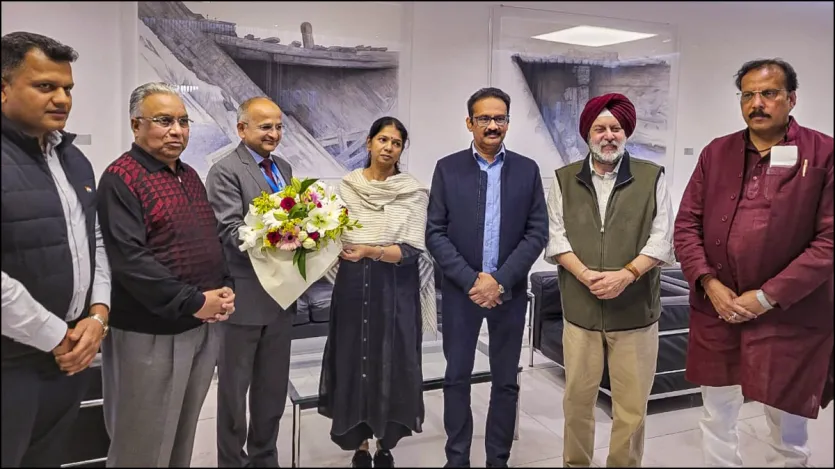डीएमके सांसद कनिमोझी करुणानिधि के नेतृत्व में सपा सांसद राजीव राय, बीजेपी सांसद बृजेश चौटा, आरजेडी सांसद प्रेम चंद गुप्ता, आप सांसद अशोक कुमार मित्तल और अन्य सहित एक सर्वदलीय प्रतिनिधिमंडल का ग्रीस के एथेंस पहुंचने पर ग्रीस में भारत के राजदूत रुद्रेंद्र टंडन द्वारा स्वागत किया गया।