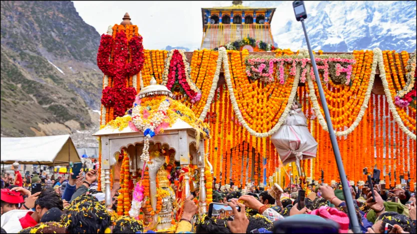 आपको बता दें कि केदारनाथ के दर्शन 2 मई से शुरू हुए हैं और 23 अक्टूबर 2025 को सुबह 8:30 बजे मंदिर के कपाट बंद हो जाएंगे। इस बीच ही आपको केदारनाथ के दर्शनों के लिए प्लान करना होगा। मंदिर के कपाट 6 महीने के बाद ही खुलते हैं।
आपको बता दें कि केदारनाथ के दर्शन 2 मई से शुरू हुए हैं और 23 अक्टूबर 2025 को सुबह 8:30 बजे मंदिर के कपाट बंद हो जाएंगे। इस बीच ही आपको केदारनाथ के दर्शनों के लिए प्लान करना होगा। मंदिर के कपाट 6 महीने के बाद ही खुलते हैं।