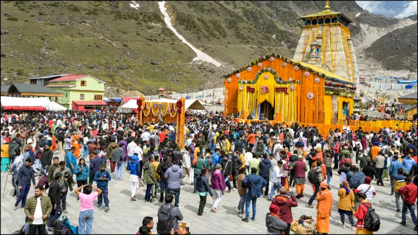 पूरे 6 महीने के लंबे इंतजार के बाद बाबा केदारनाथ के दर्शन खुल चुके हैं। आज सुबह 2बजकर 7 मिनट पर बाबा केदारनाथ के कपाट खोले गए। कपाट खुलते बड़ी संख्या में भक्तों ने केदारनाथ के दर्शन किए। पूरे 6 महीने के लंबे इंतजार के बाद बाबा केदारनाथ के दर्शन खुल चुके हैं। आज सुबह 2बजकर 7 मिनट पर बाबा केदारनाथ के कपाट खोले गए। कपाट खुलते बड़ी संख्या में भक्तों ने केदारनाथ के दर्शन किए।