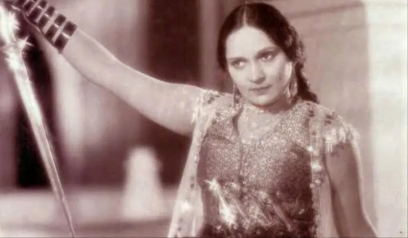Durga Khote was born on 14 January 1905 in a Brahmin family. His childhood name was Vita Lad. His father's name was Pandurang Shamrau Lad and his mother's name was Manjulabai. Durga Khote was from a rich family. At a time when women were not generally encouraged to get education, Durga Khote from St. Xavier's College BA. Did. Durga Khote was born on 14 January 1905 in a Brahmin family. His childhood name was Vita Lad. His father's name was Pandurang Shamrau Lad and his mother's name was Manjulabai. Durga Khote was from a rich family. At a time when women were not generally encouraged to get education, Durga Khote from St. Xavier's College BA. Did.