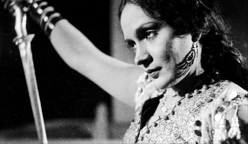 When JBH When Wadia proposed Durga Khote to work in her film, she mainly agreed due to her financial difficulties. As a result, he played a role in the 1931 film 'Farebi Jal'. Unfortunately, the film flopped badly at the box office. When JBH When Wadia proposed Durga Khote to work in her film, she mainly agreed due to her financial difficulties. As a result, he played a role in the 1931 film 'Farebi Jal'. Unfortunately, the film flopped badly at the box office.