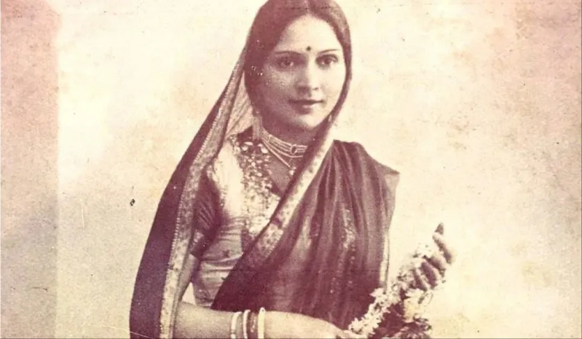 She was married at an early age, but during college studies, she became a widow at the age of 26. Her family had decided her marriage to a rich family and her husband Vishwanath Khote was a mechanical engineer. She was married at an early age, but during college studies, she became a widow at the age of 26. Her family had decided her marriage to a rich family and her husband Vishwanath Khote was a mechanical engineer.