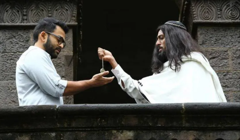 हॉलीवुड फिल्म 'द पॉजेशन' से प्रेरित 'एज्रा', रंजन नाम के एक परमाणु अपशिष्ट प्रबंधन विशेषज्ञ के जीवन पर आधारित है जो अपनी पत्नी के साथ मुंबई से कोच्चि में शिफ्ट हो जाता है। एक नए घर में अपने सुकून के लिए रहता है, जहां बाद में भयावह घटनाएं सामने आने लगती हैं जो एक रहस्यमयी बॉक्स से जुड़ी होती हैं। हॉलीवुड फिल्म 'द पॉजेशन' से प्रेरित 'एज्रा', रंजन नाम के एक परमाणु अपशिष्ट प्रबंधन विशेषज्ञ के जीवन पर आधारित है जो अपनी पत्नी के साथ मुंबई से कोच्चि में शिफ्ट हो जाता है। एक नए घर में अपने सुकून के लिए रहता है, जहां बाद में भयावह घटनाएं सामने आने लगती हैं जो एक रहस्यमयी बॉक्स से जुड़ी होती हैं।