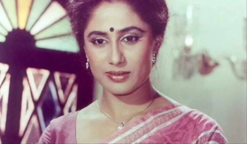 ये एक्ट्रेस कोई और नहीं बल्कि स्मिता पाटिल थी, जिनका जन्म 17 अक्टूबर, 1955 को पुणे में हुआ था। उन्होंने मराठी स्कूल में पढ़ाई की और बाद में मुंबई दूरदर्शन में बतौर मराठी न्यूज एंकर काम किया। उनकी बायोग्राफी 'स्मिता पाटिल: अ ब्रीफ इनकैनडिसेंस' में राइटर मैथिली राव ने बॉलीवुड की सुपरस्टार स्मिता पाटिल के बारे में कई खुलासे किए थे।