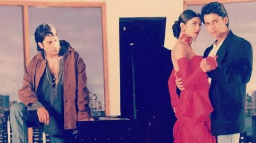 मुकुल ने ‘दस्तक’ से अपना बॉलीवुड डेब्यू किया था, जिसमें उन्होंने एसीपी रोहित मल्होत्रा का किरदार निभाया था। खास बात तो ये है कि ये पूर्व मिस यूनिवर्स और अभिनेत्री सुष्मिता सेन की भी पहली फिल्म थी।