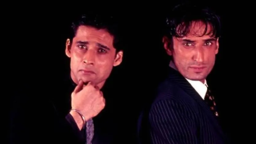 मुकुल देव का जन्म दिल्ली के एक पंजाबी परिवार में हुआ, जिनकी पारिवारिक जड़ें पंजाब के जालंधर से जुड़ी हैं। उनके पिता, हरी देव, पुलिस विभाग में असिस्टेंट कमिश्नर थे और उनके पिता पश्तो और फारसी भाषाएं बोल सकते थे। वहीं मुकुल देव के भाई राहुल देव खुद भी एक अभिनेता हैं और बॉलीवुड फिल्मों में खलनायक बनकर कई बड़े सितारों को परेशान किया है।