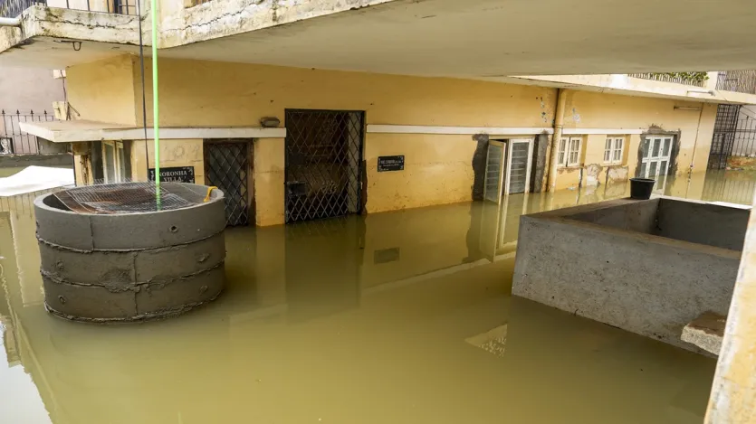 सोमवार को बारिश के कारण बेंगलुरु में एक आईटी कंपनी की दीवार गिरने से 35 वर्षीय महिला की मौत हो गई थी। कंपनियों को भी वर्क फ्रॉम होम देने की सलाह दी गई है। 