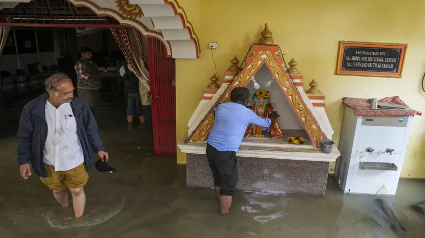 पहली ही बारिश ने बेंगलुरु में आम जनजीवन को काफी अस्त-व्यस्त कर दिया है। शहर में अभी और बारिश के आसार हैं। 