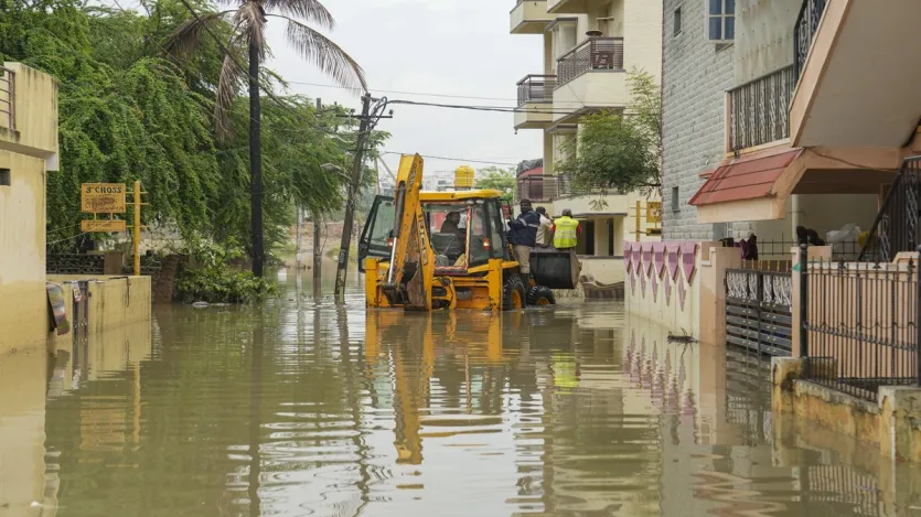 भारी बारिश के कारण शहर के साई लेआउट में एक द्वीप जैसी स्थिति बन गई और यहां घरों की निचली मंजिलें आधी डूब गई हैं, जिसके कारण लोग घरों से बाहर नहीं निकल पा रहे हैं। 