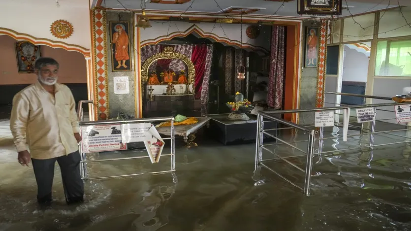 बारिश ने शहर में भयंकर तबाही मचा दी है। मंदिर, पार्क, सड़कें सब जलमग्न हो गए हैं।