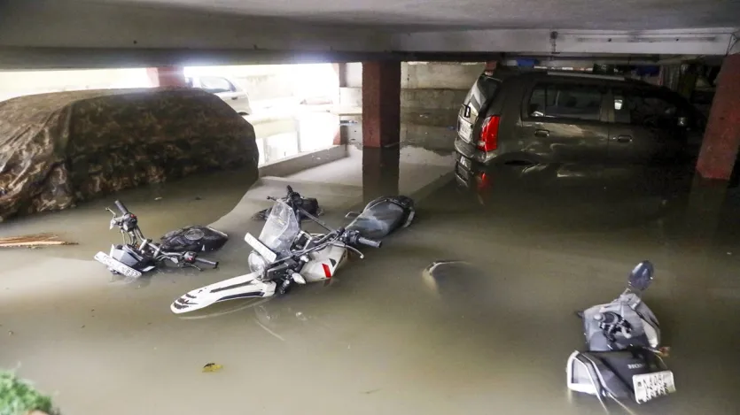 कर्नाटक की राजधानी और हाईटेक सिटी बेंगलुरु में बारिश ने लोगों की टेंशन बढ़ा दी है। पिछले 40 घंटों से हो रही भारी बारिश के कारण जनजीवन प्रभावित रहा और जलमग्न सड़कों के बीच कई जगह यातायात बाधित हो गया।