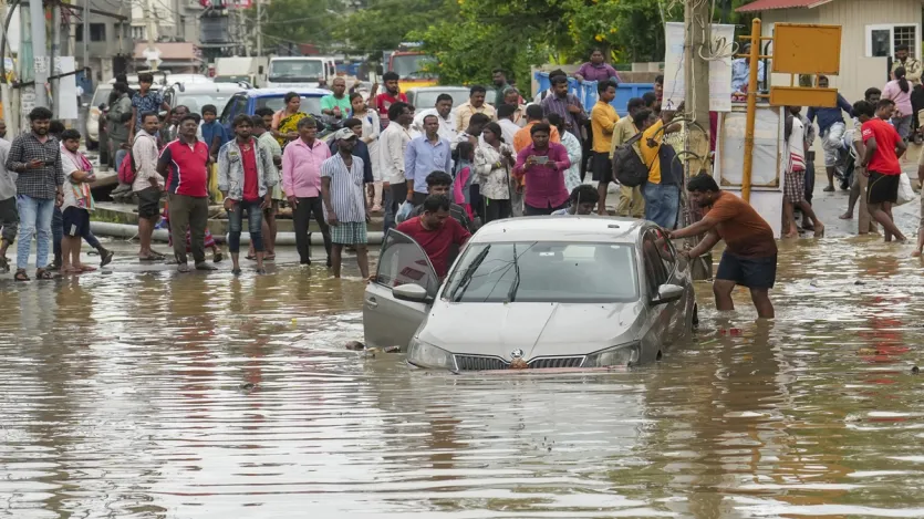 जलभराव के कारण सड़कों पर कई वाहन फंस गए, जिससे शहर के कई हिस्सों में यातायात बाधित रहा।