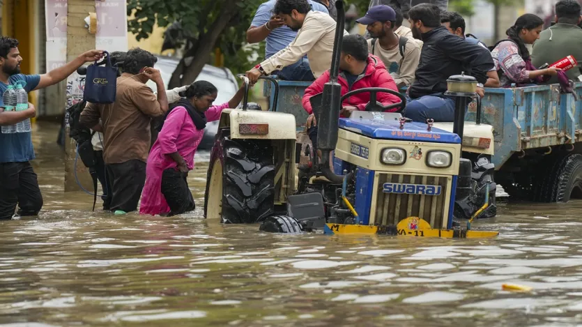 भारी बारिश के कारण शहर के हेनूर स्थित एक अनाथालय में भी पानी भर गया। मान्यता टेक पार्क और सिल्क बोर्ड जंक्शन जैसे कई इलाकों के जलमग्न हो जाने के कारण वहां आवागमन में लोगों को भारी दिक्कतों का सामना करना पड़ा।