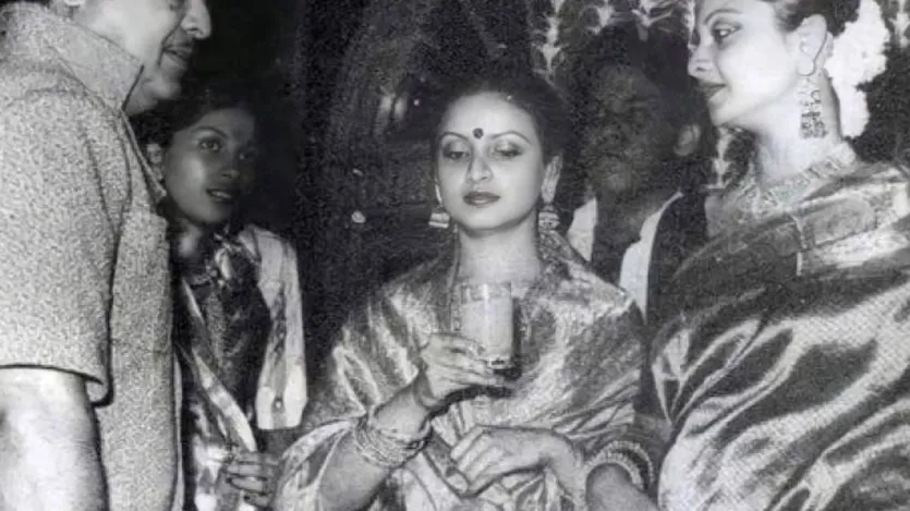 रेखा की बहन राधा, जो चाहतीं तो वो बॉलीवुड का नामी चेहरा बन सकती थीं। बॉबी को रिजेक्ट करना उनके करियर की सबसे बड़ी भूल थी जो उन्हें चमकता सितारा बनने से दूर ले गई। उन्होंने शांत और निजी जीवन को तरजीह दी और फिल्मी दुनिया से दूर हो गईं। अब वो एक हैप्पी फैमिली लाइफ बिता रही हैं। रेखा की बहन राधा, जो चाहतीं तो वो बॉलीवुड का नामी चेहरा बन सकती थीं। बॉबी को रिजेक्ट करना उनके करियर की सबसे बड़ी भूल थी जो उन्हें चमकता सितारा बनने से दूर ले गई। उन्होंने शांत और निजी जीवन को तरजीह दी और फिल्मी दुनिया से दूर हो गईं। अब वो एक हैप्पी फैमिली लाइफ बिता रही हैं।
