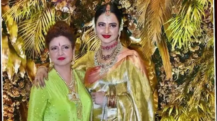 राधा भी रेखा की तरह बेहद खूबसूरत थीं और उन्होंने मॉडलिंग के क्षेत्र में अपनी पहचान बनाई। कई तमिल फिल्मों में काम करने के अलावा, उन्होंने कई नामी मैगजीन के लिए फोटोशूट भी किए। हालांकि, राधा की रुचि एक्टिंग से ज्यादा मॉडलिंग में थी। फिर भी वो अपने करियर में खास सफल नहीं हो पाईं। राधा भी रेखा की तरह बेहद खूबसूरत थीं और उन्होंने मॉडलिंग के क्षेत्र में अपनी पहचान बनाई। कई तमिल फिल्मों में काम करने के अलावा, उन्होंने कई नामी मैगजीन के लिए फोटोशूट भी किए। हालांकि, राधा की रुचि एक्टिंग से ज्यादा मॉडलिंग में थी। फिर भी वो अपने करियर में खास सफल नहीं हो पाईं।