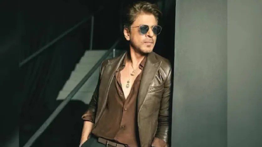 इस साल शाहरुख खान भी मेट गाला में अपनी शानदार शुरुआत के लिए पूरी तरह तैयार हैं। उन्होंने इस खास मौके के लिए मशहूर भारतीय डिजाइनर सब्यसाची को चुना है। इसके अलावा भारतीय सितारों में कियारा आडवाणी, प्रियंका चोपड़ा और दिलजीत दोसांझ भी इवेंट में शामिल होंगे।
